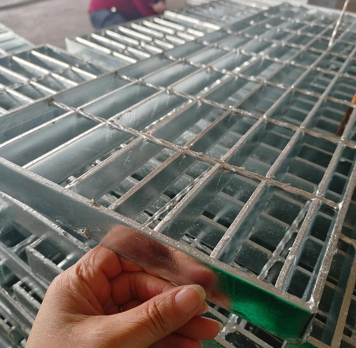 鋼格板:建筑與工業(yè)的多功能選擇